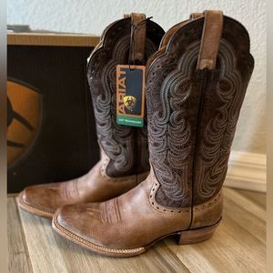 NWT: Ariat square toe cowboy boots size 8.5